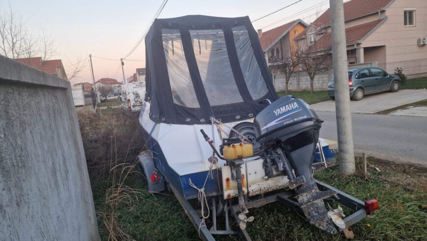 Prodajem camac sa motorom i prikolicom
